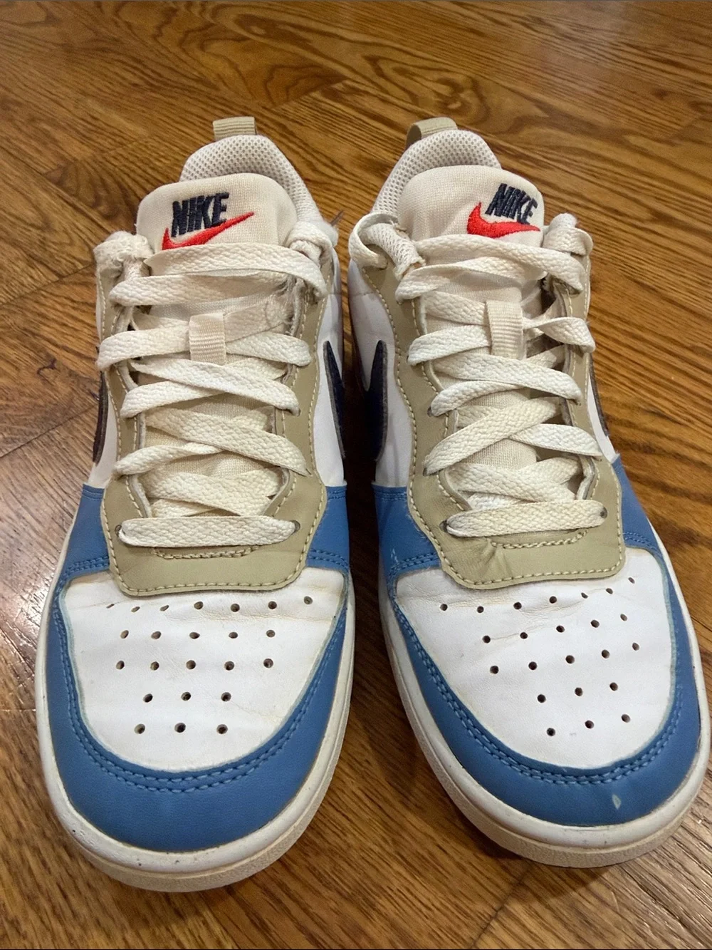 Boy’s Nike Sneakers/Shoes. Size 4Y. Good Condition.